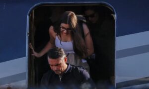 Aeronave com senador Flávio Bolsonaro e familiares pousa em Miami