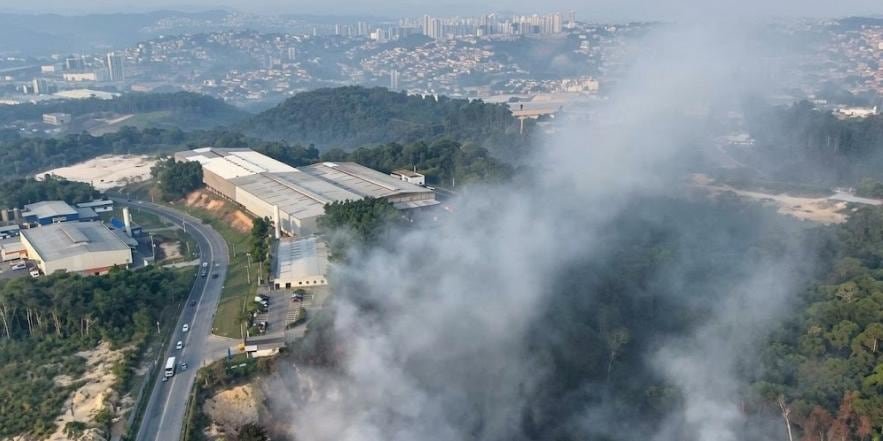 Incêndio no Distrito Industrial de Manaus entra no quarto dia e atinge 15 mil metros quadrados